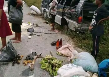 EMOHUA LOCAL GOVERNMENT OFFICIALS RESCUE ACCIDENT VICTIMS ALONG EAST-WEST ROAD