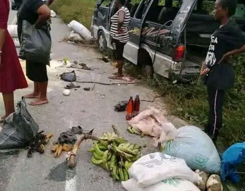 EMOHUA LOCAL GOVERNMENT OFFICIALS RESCUE ACCIDENT VICTIMS ALONG EAST-WEST ROAD