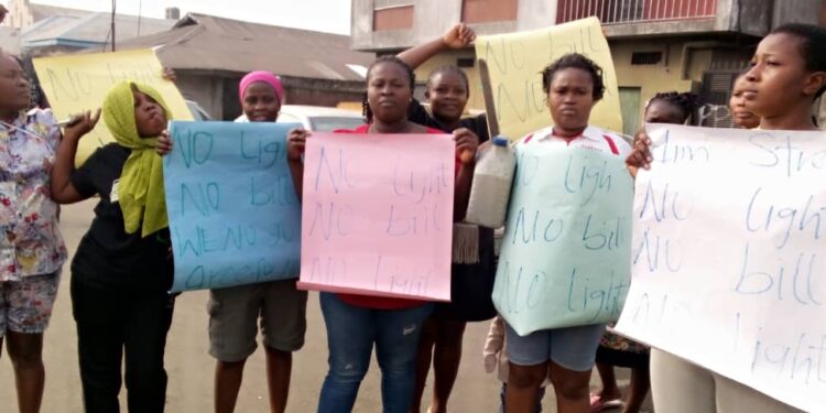 Port Harcourt: Women Stage Protest Over Epileptic Power Supply in Diobu