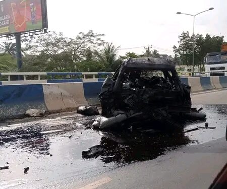 Driver Escapes as Fire Guts Vehicle in Port Harcourt