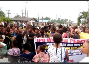 Women of Host Community of Port Harcourt Airport Block Entrance, Protest over Light & Water