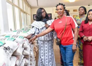 RHI-FSP: LADY FUBARA GIVES 2,400 BAGS OF RICE, CASH TO VULNERABLE ONES IN RIVERS
