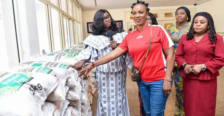 RHI-FSP: LADY FUBARA GIVES 2,400 BAGS OF RICE, CASH TO VULNERABLE ONES IN RIVERS