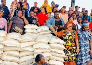 Bonny CTC Chair Distributes Bags of Rice, Cash Gifts to Residents