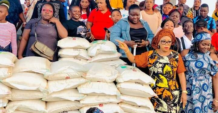 Bonny CTC Chair Distributes Bags of Rice, Cash Gifts to Residents