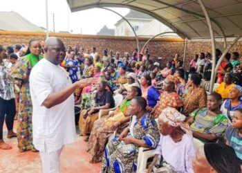 OGU/BOLO CARETAKER CHAIRMAN DISTRIBUTES FOOD AND CASH TO THE POOR