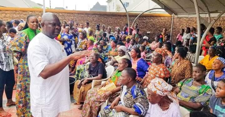 OGU/BOLO CARETAKER CHAIRMAN DISTRIBUTES FOOD AND CASH TO THE POOR