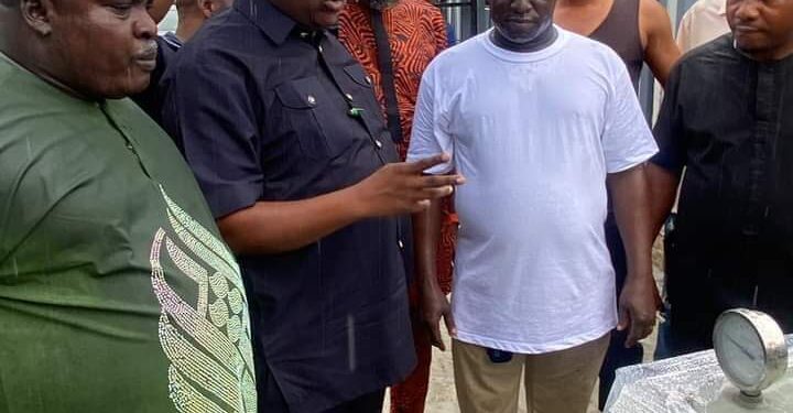 Ihunwo Donates Transformer to Obio/Akpor Community