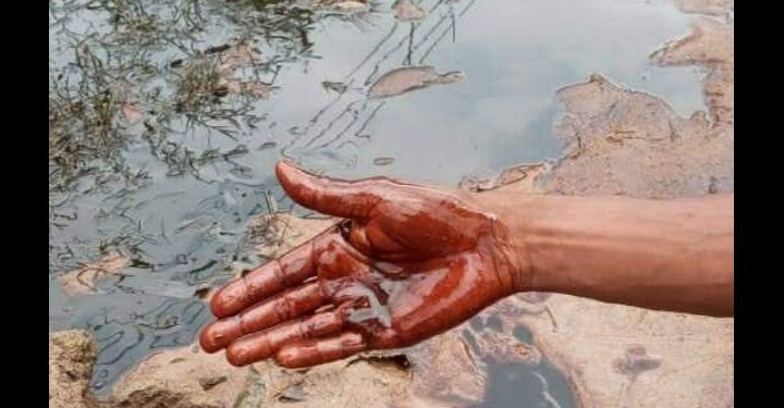 Breaking: Residents Scoop as Fresh Oil Spill Hits Rivers Community