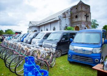 Omumu CTC Chairman Presents Cash, Cars, Mini Buses, Others To Omuma People