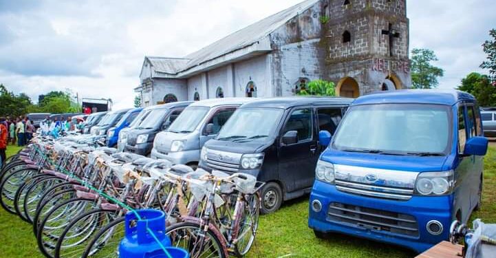 Omumu CTC Chairman Presents Cash, Cars, Mini Buses, Others To Omuma People