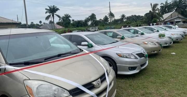 Oyigbo CTC Chairman Presents Cars To Security Agencies, Others