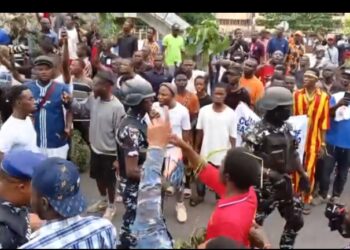 Protesters Block Both Lanes of ABA Road in Port Harcourt