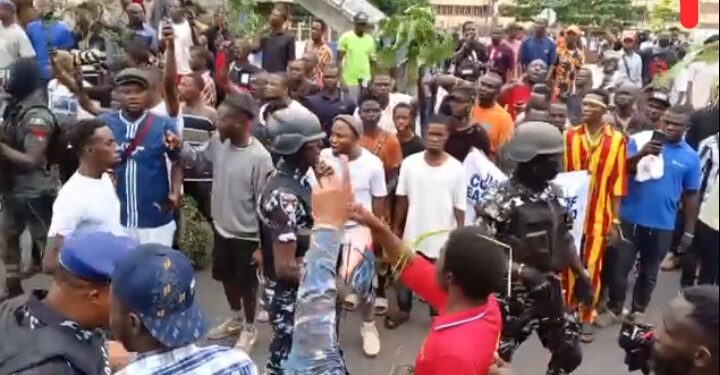 Protesters Block Both Lanes of ABA Road in Port Harcourt