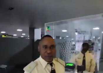 Immigration Suspends Officer For Begging Traveler at Lagos Airport