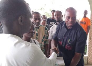 Andoni Chairman Donates Relief Materials to Flood Victims