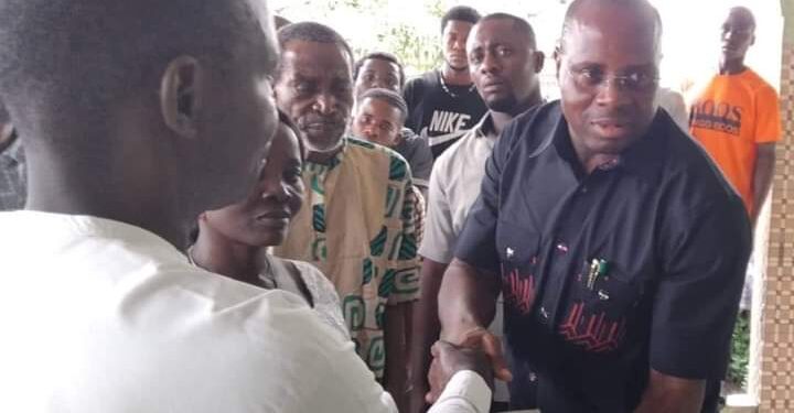 Andoni Chairman Donates Relief Materials to Flood Victims