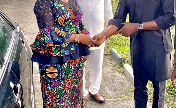 Bonny Chairman Presents Vehicle to Leader, Bonny Legislative Arm