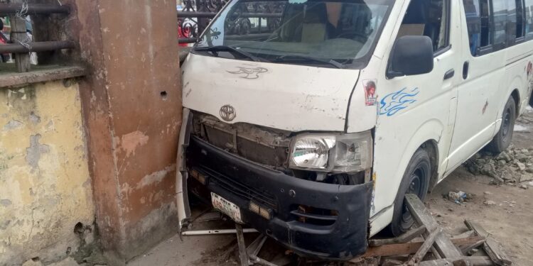 One Injured, Goods Destroyed as Bus Crashes Into Abali Park Fence in Port Harcourt