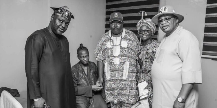 Oyo APC Governorship Candidate Donates New Car to Rescued School Principal
